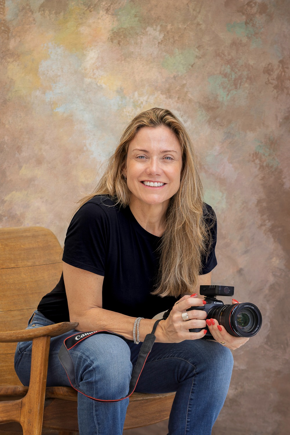Helô Ferreira com sua câmera fotográfica