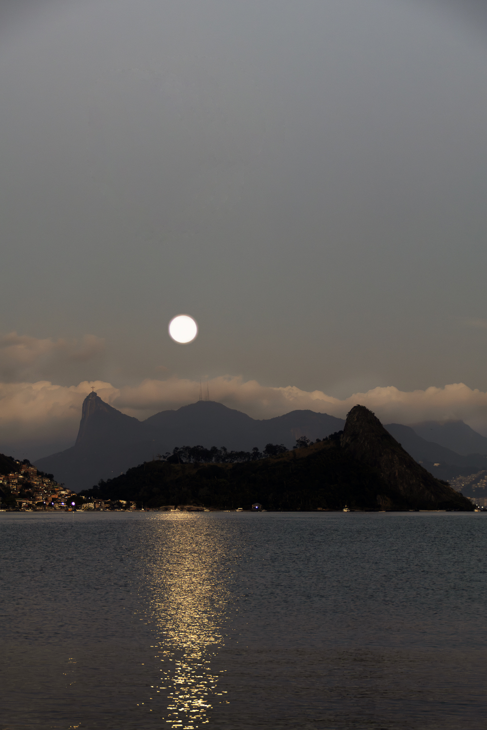 Rio de Janeiro — Sob a Lua